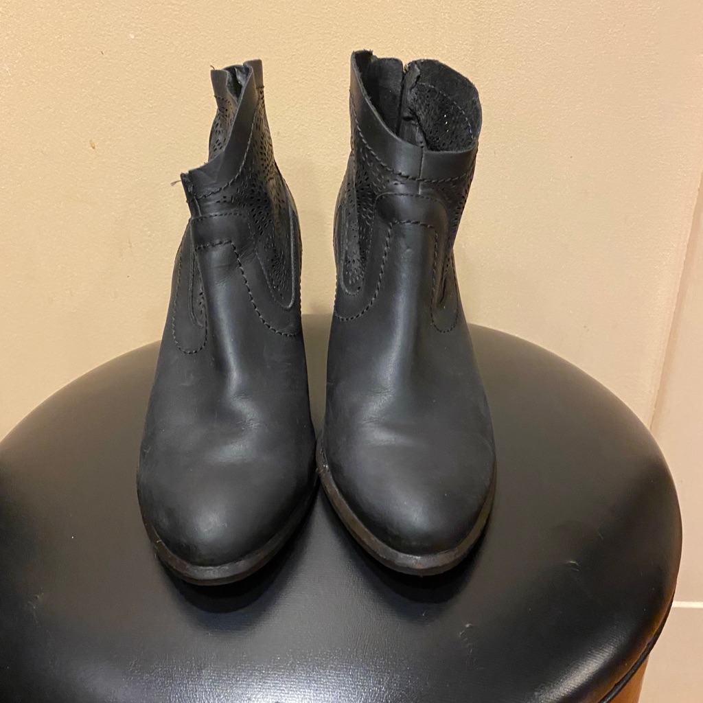 Ugg Australia Charlotte Seaweed Booties. Euc.
